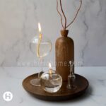 ست دکوری چوبی آرامش شامل سینی چوبی، گلدان چوبی و شمع پیرکس حبابی